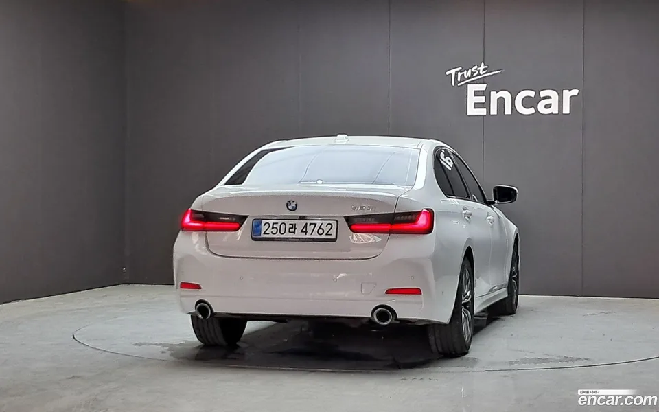 BMW 3 Series 320i 2023 — thumbnail 4