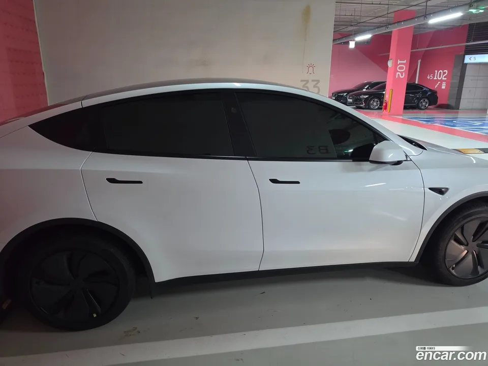 Tesla Model Y RWD 2025 — thumbnail 2