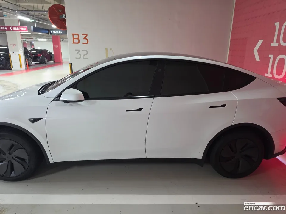 Tesla Model Y RWD 2025 — thumbnail 4