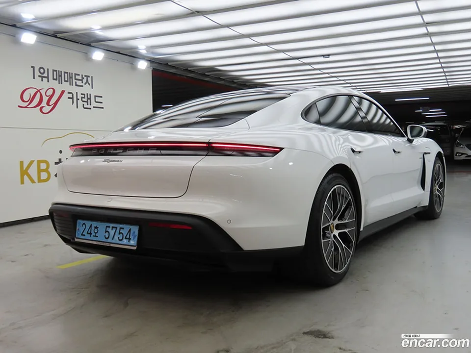 Porsche Taycan 2023 — thumbnail 4