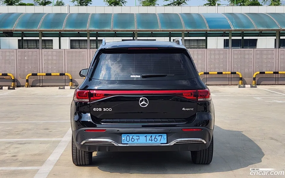 Mercedes-Benz EQB EQB300 4MATIC AMG 2023 — thumbnail 3