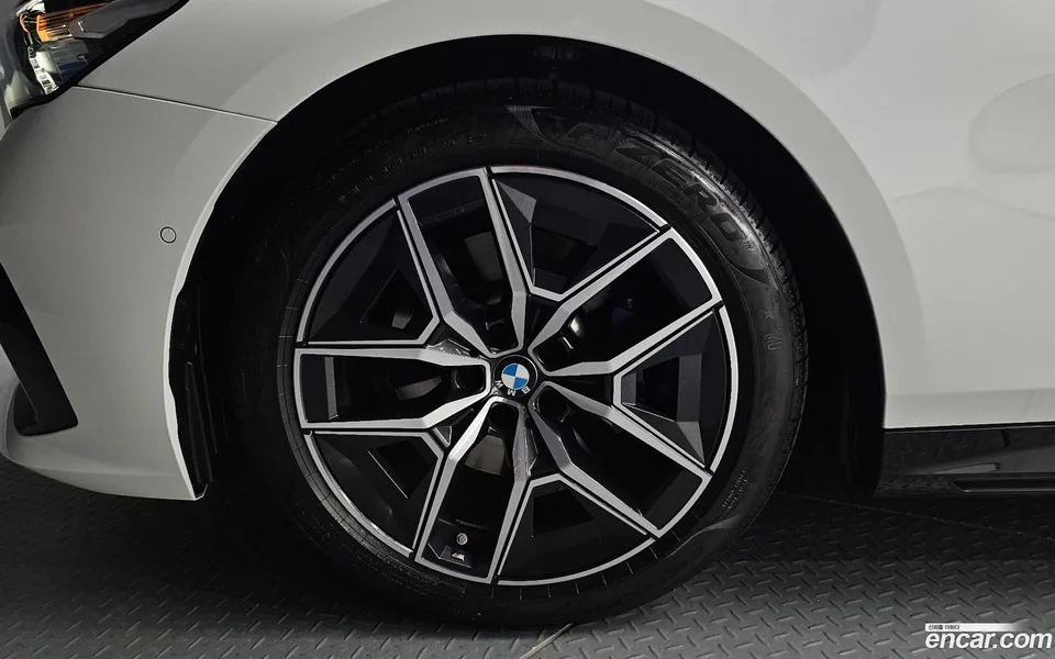 BMW 5 Series 523d xDrive M 2025 — thumbnail 2
