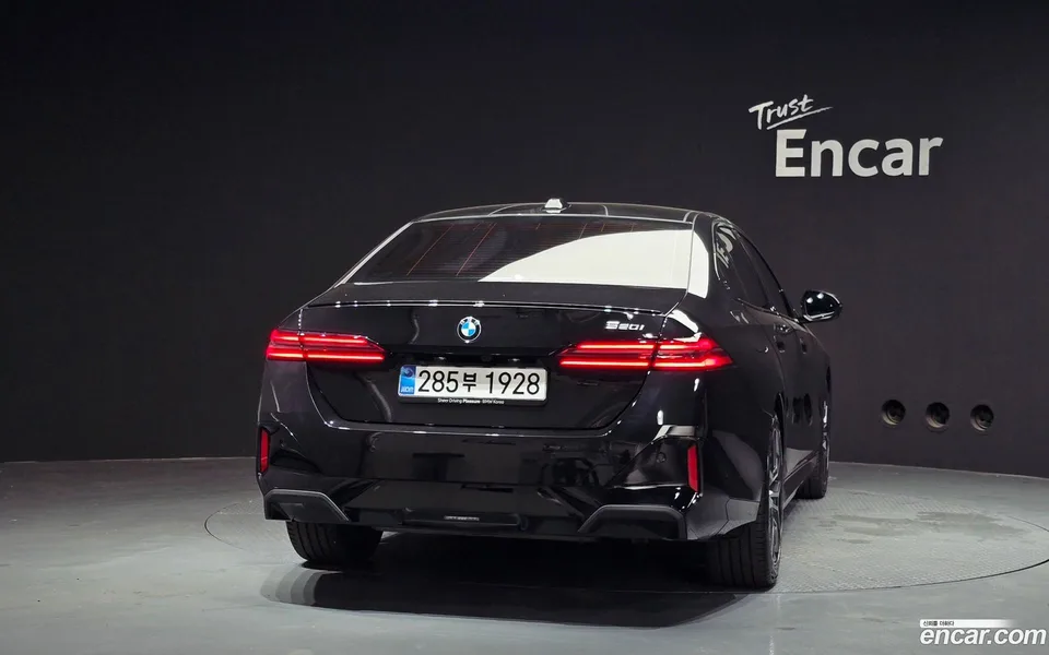 BMW 5 Series 520i 2025 — thumbnail 4