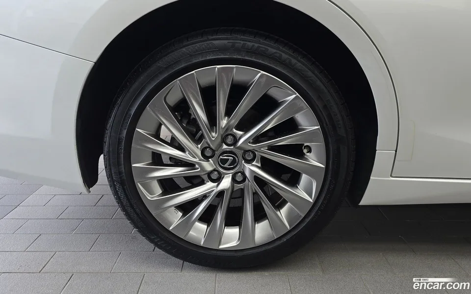 Lexus ES 300h 2025 — thumbnail 2