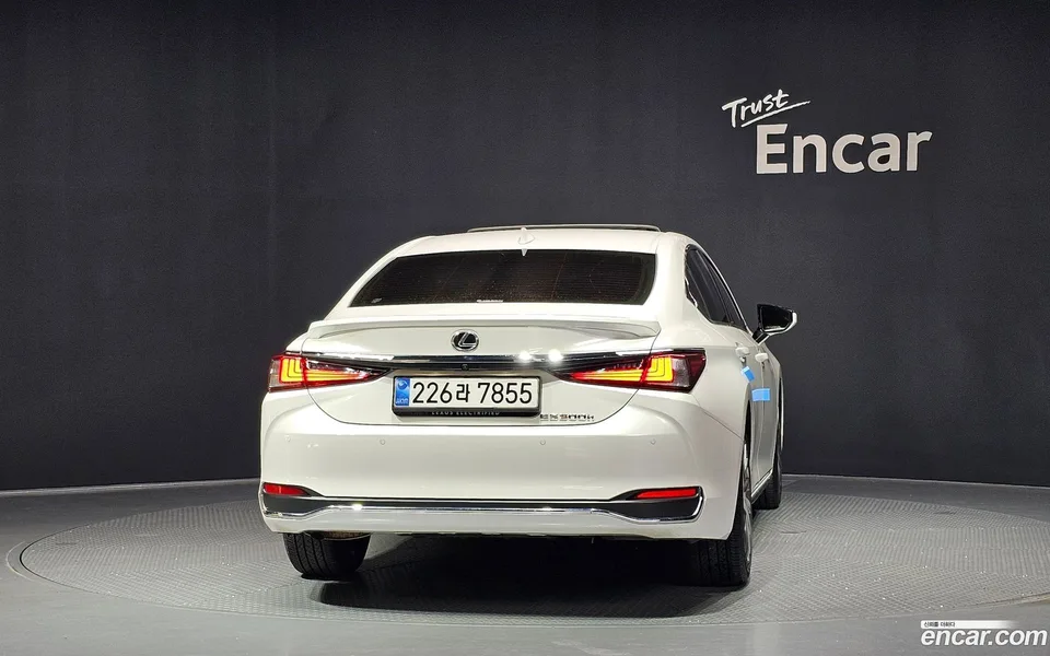 Lexus ES 300h 2025 — thumbnail 4