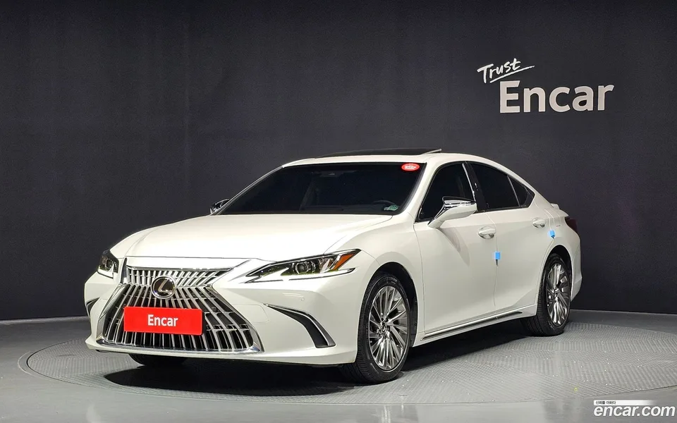Lexus ES 300h 2025 — photo 1, buy with delivery to Moscow