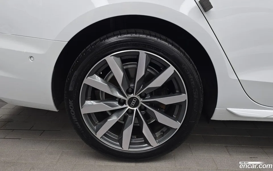 Audi A4 40 TFSI 2023 — thumbnail 2