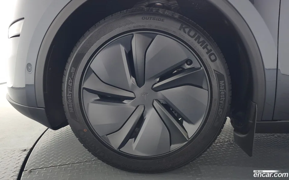 Tesla Model Y RWD 2025 — thumbnail 2