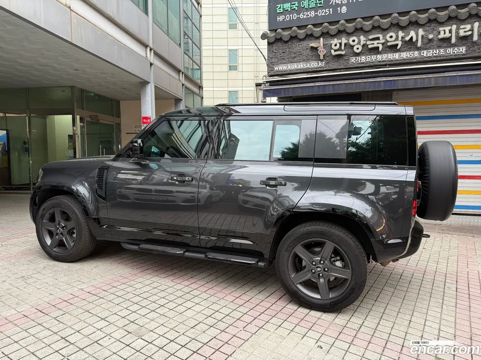 Land Rover Defender 110 P300 X- SE 2024 — thumbnail 3