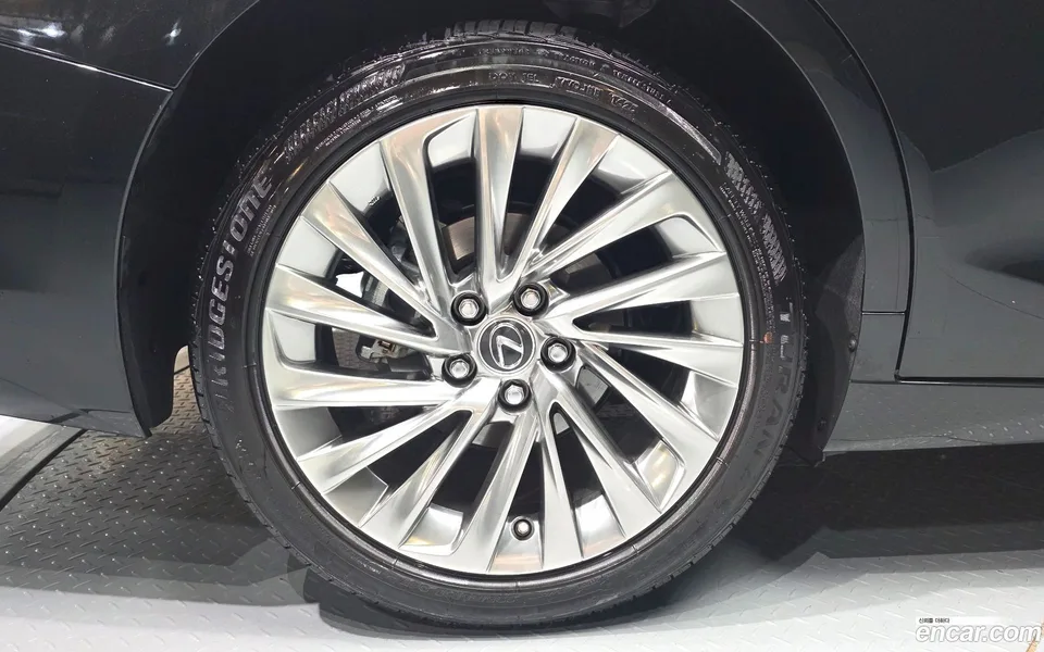 Lexus ES 300h 2025 — thumbnail 2