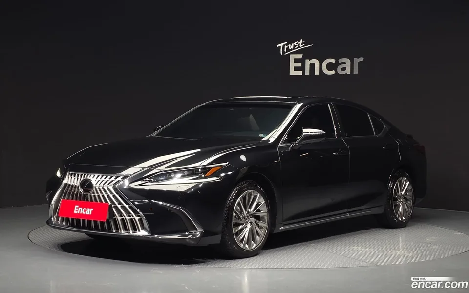 Lexus ES 300h 2025 — photo 1, buy with delivery to Moscow