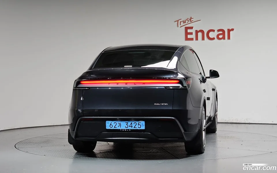 Tesla Model Y AWD 2025 — thumbnail 4