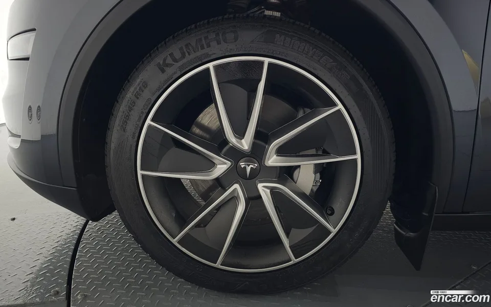 Tesla Model Y AWD 2025 — thumbnail 5