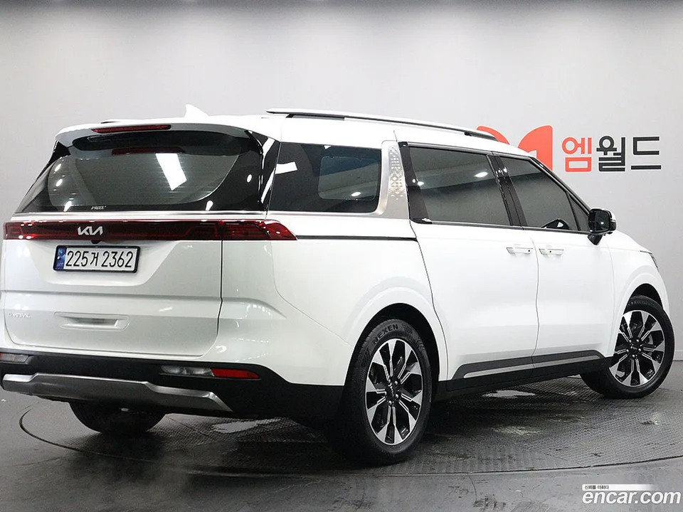 Kia Carnival 7 2023 — thumbnail 3