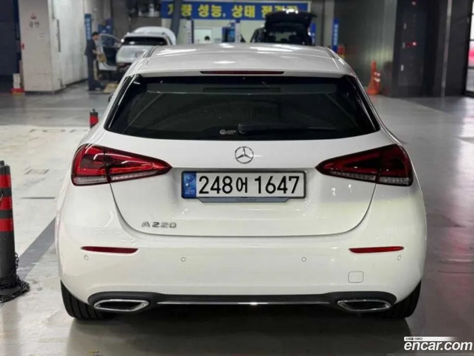 Mercedes-Benz A-Class A220 2023 — thumbnail 3