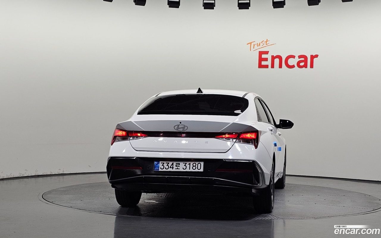 Hyundai Avante CN7 Hybrid 2023 — 4