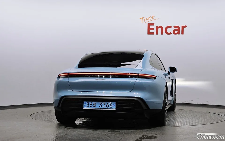 Porsche Taycan 2023 — thumbnail 4