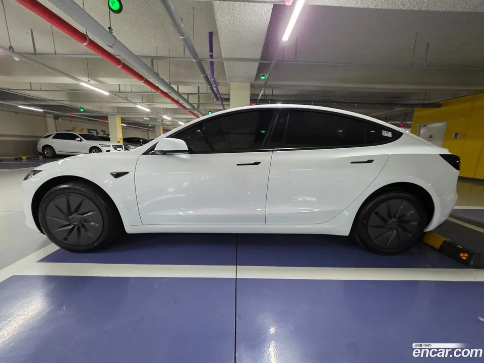 Tesla Model 3 RWD 2026 — thumbnail 2