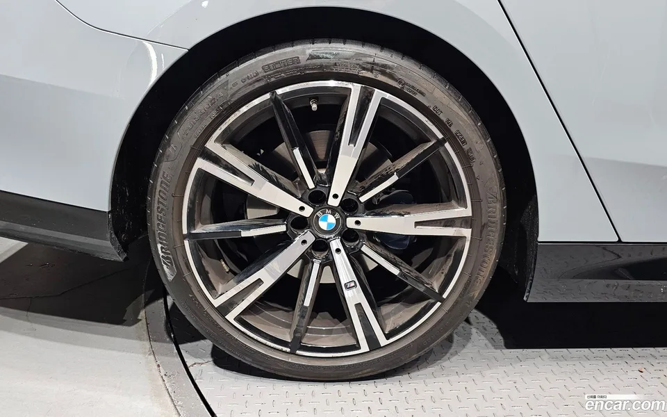 BMW 5 Series 530i xDrive M 2024 — thumbnail 5