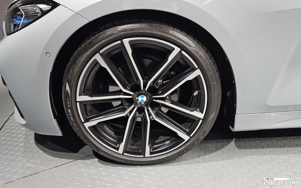 BMW 4 Series 420i M 2023 — thumbnail 2