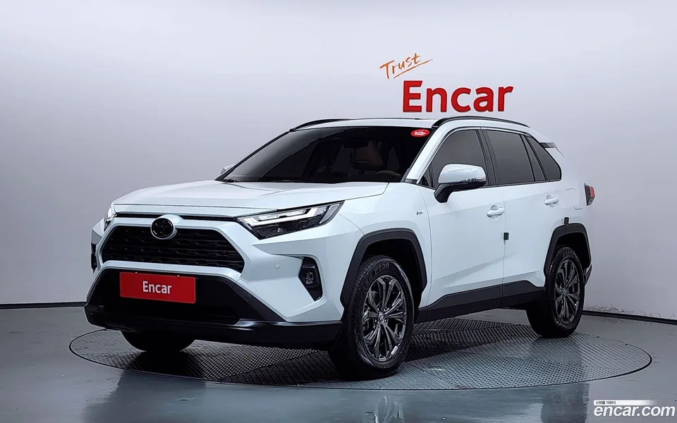 Toyota RAV4 2.5 2WD XLE 2025 — photo 1, buy with delivery to Moscow