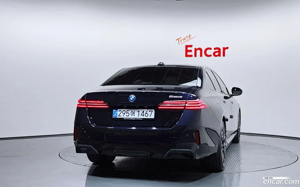 BMW 5 Series 530e M 2025 — миниатюра 4