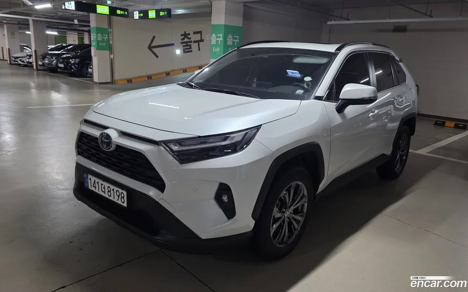 Toyota RAV4 2.5 2WD XLE 2024 — photo 1, buy with delivery to Moscow