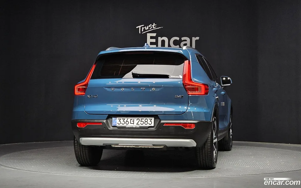 Volvo XC40 B4 2025 — thumbnail 4