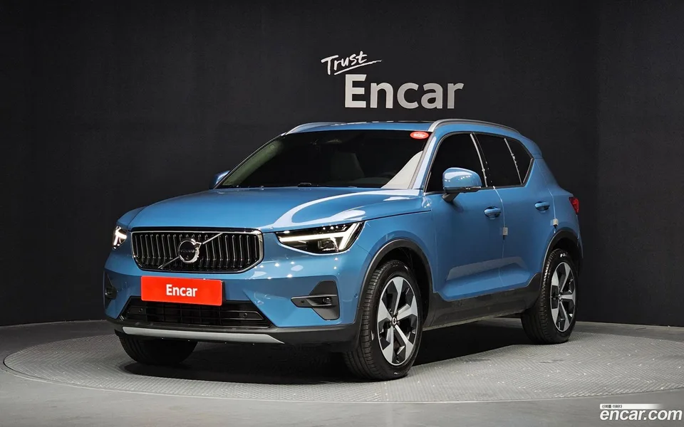 Volvo XC40 B4 2025 — photo 1, buy with delivery to Moscow