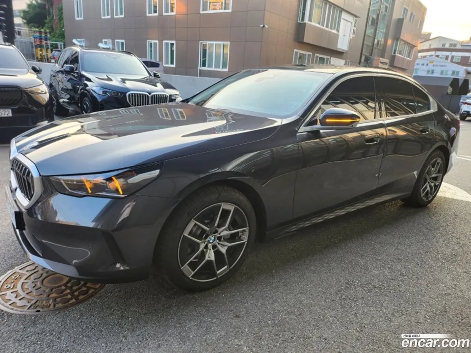 BMW 5 Series 520i 2025 — photo 1, buy with delivery to Moscow