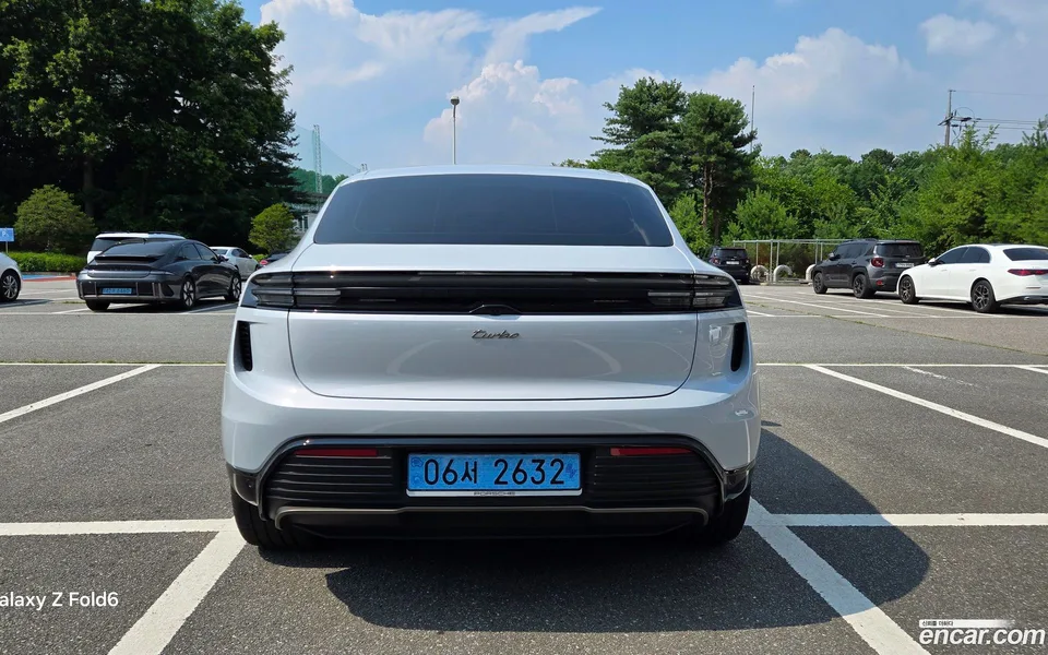 Porsche Macan Electric 2025 — thumbnail 4