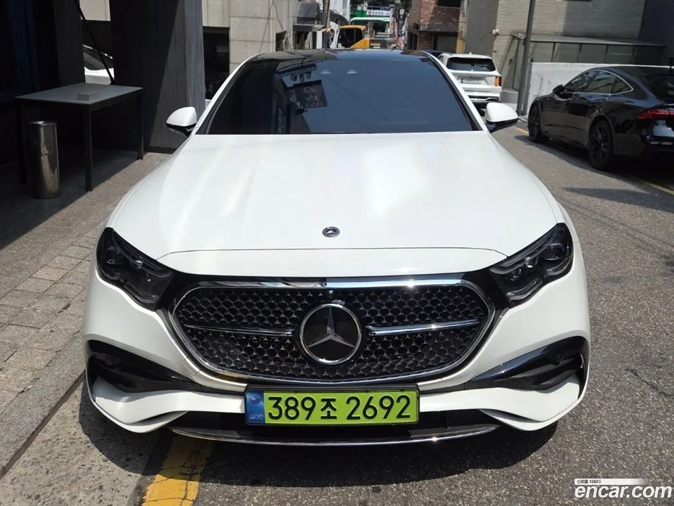 Mercedes-Benz E-Class E300 4MATIC AMG Line 2024 — thumbnail 3
