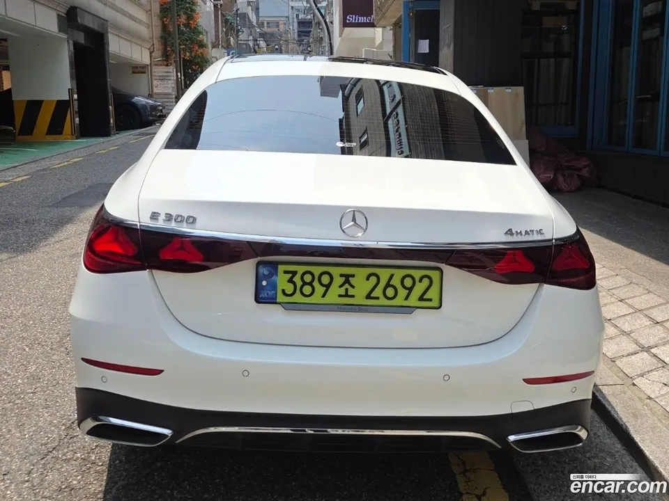 Mercedes-Benz E-Class E300 4MATIC AMG Line 2024 — thumbnail 4