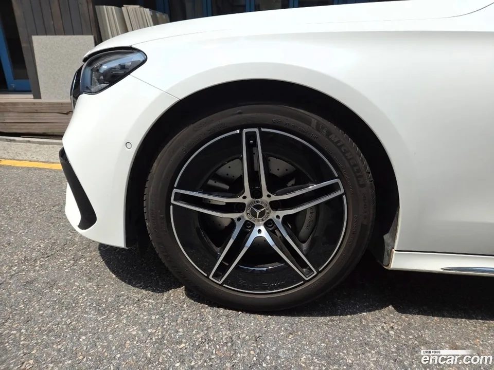 Mercedes-Benz E-Class E300 4MATIC AMG Line 2024 — thumbnail 5
