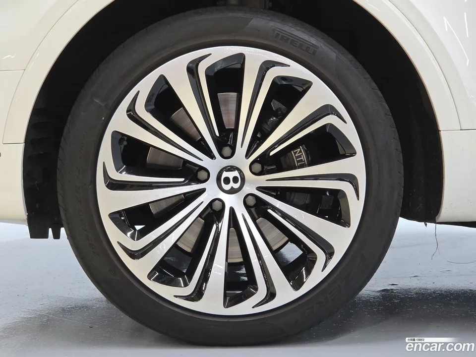 Bentley Bentayga 4.0 V8 2023 — thumbnail 2