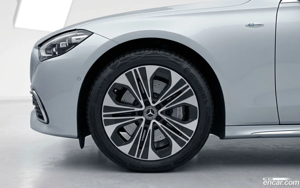 Mercedes-Benz E-Class E350e 4MATIC 2025 — thumbnail 5