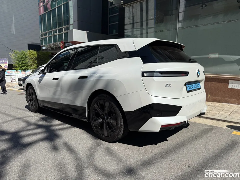 BMW iX xDrive50 2023 — миниатюра 2