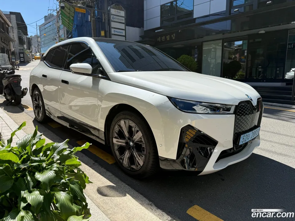 BMW iX xDrive50 2023 — миниатюра 3