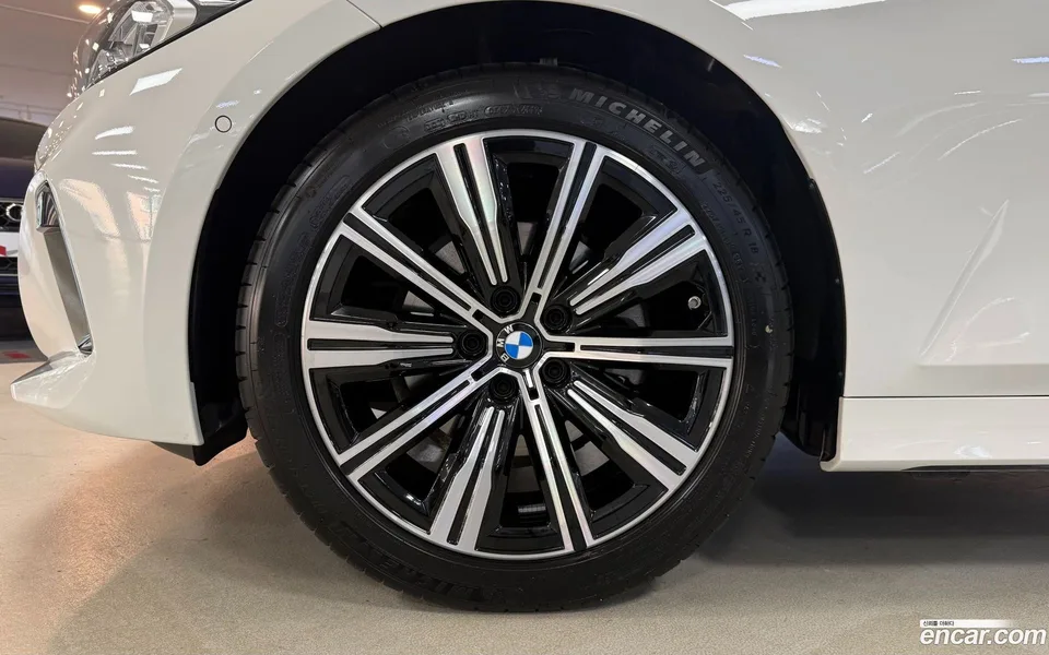 BMW 3 Series 320i 2025 — thumbnail 2