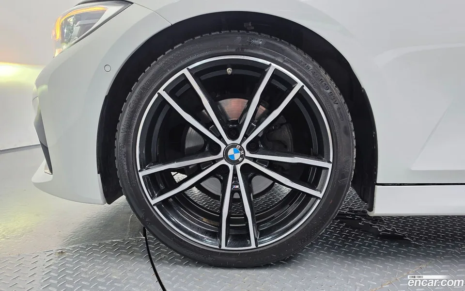 BMW 3 Series 320i M 2022 — thumbnail 2