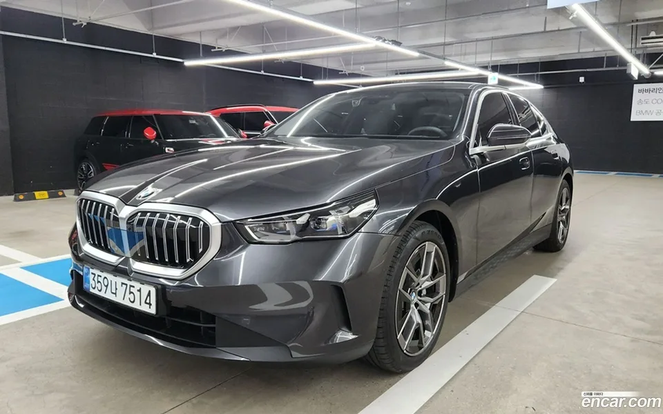 BMW 5 Series 530i xDrive 2025 — фото 1, купить с доставкой в Москву