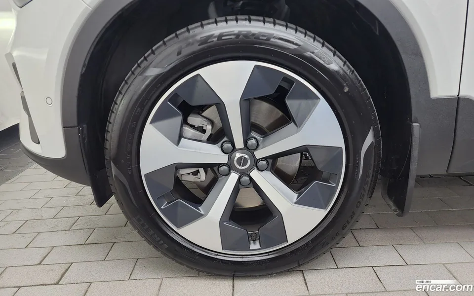 Volvo XC40 B4 2024 — thumbnail 2