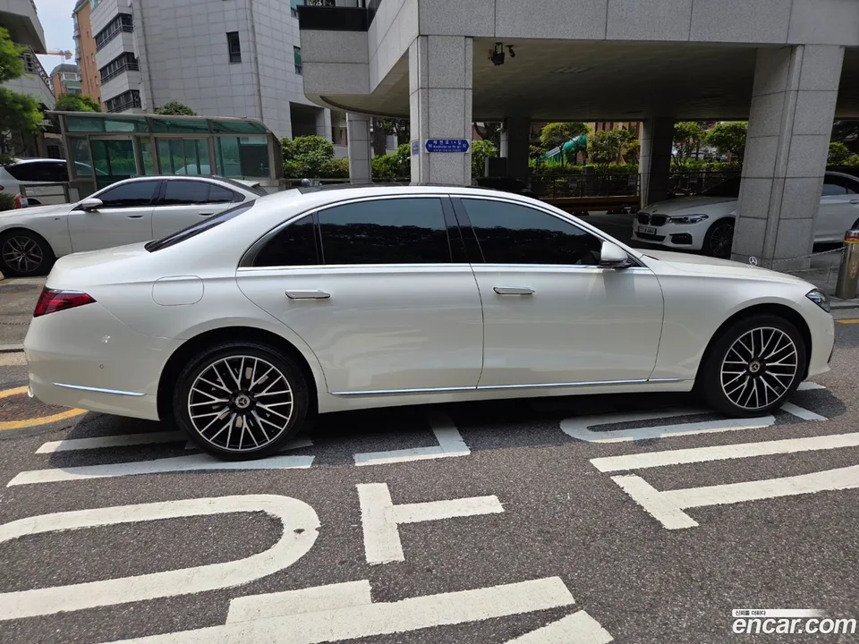 Mercedes-Benz S-Class S580L 4MATIC 2023 — thumbnail 3