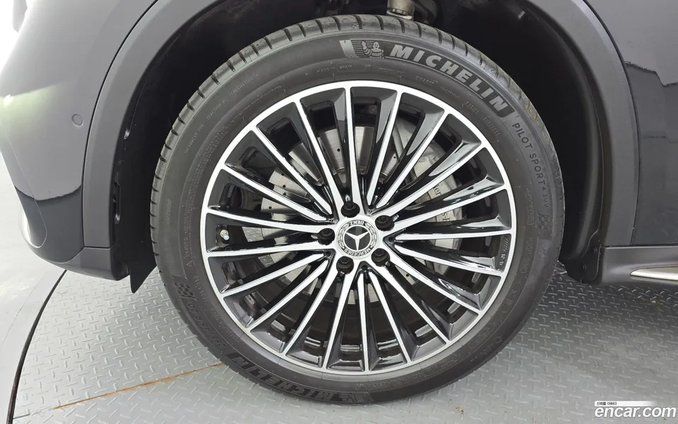 Mercedes-Benz GLC-Class GLC300 4MATIC AMG Line 2025 — thumbnail 2