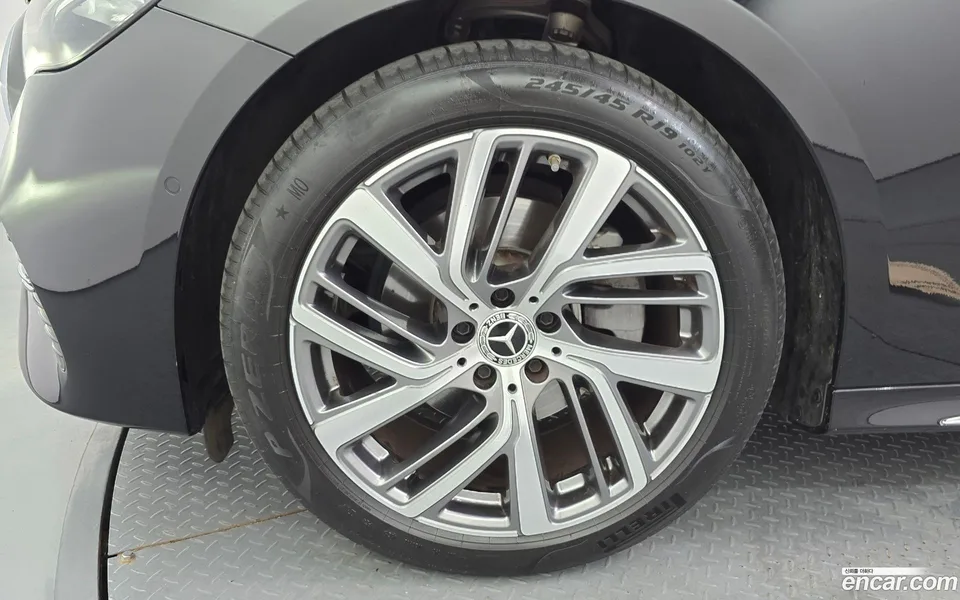 Mercedes-Benz E-Class E220d 4MATIC 2025 — thumbnail 2