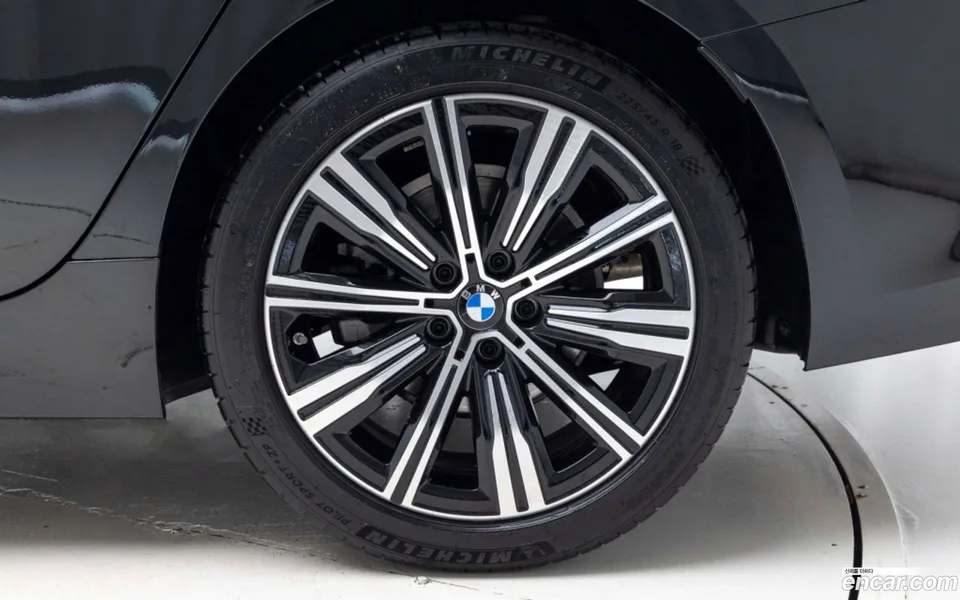BMW 3 Series 320i 2025 — thumbnail 5