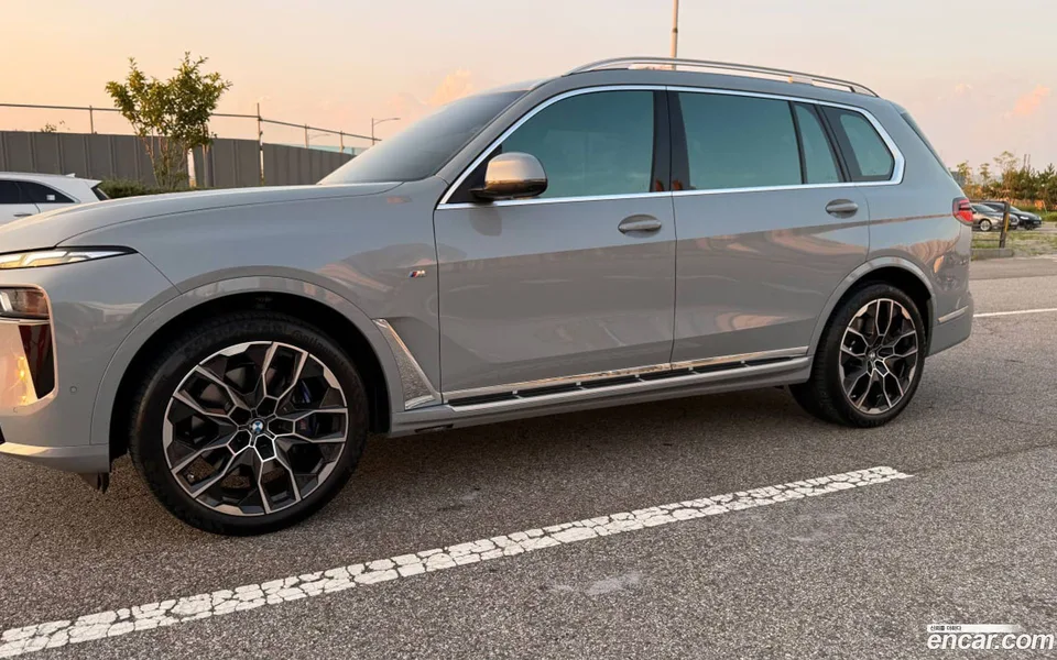 BMW X7 xDrive 40i M 6 2023 — thumbnail 3
