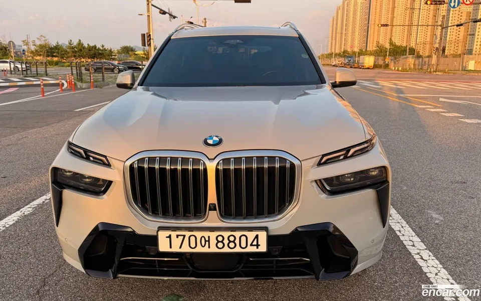 BMW X7 xDrive 40i M 6 2023 — photo 1, buy with delivery to Moscow