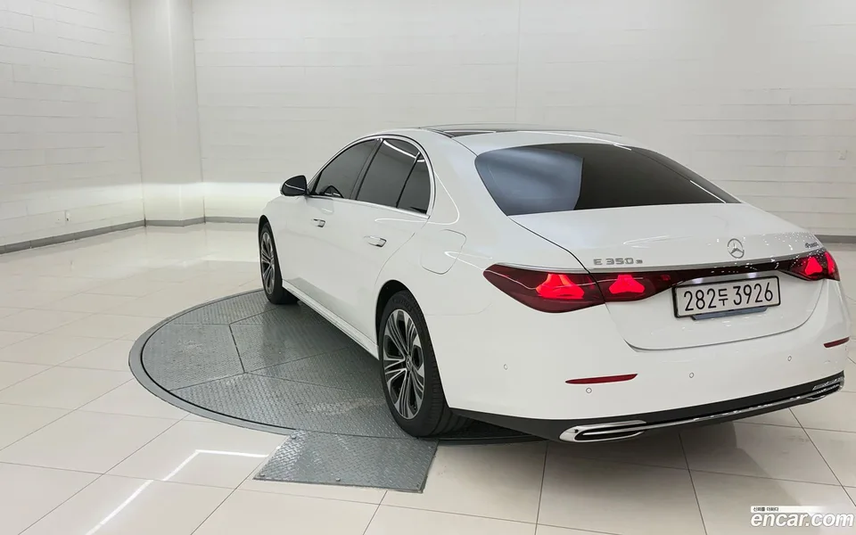 Mercedes-Benz E-Class E350e 4MATIC 2025 — thumbnail 3