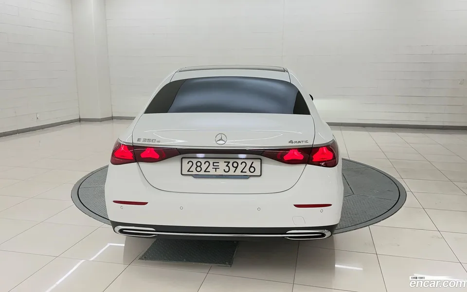 Mercedes-Benz E-Class E350e 4MATIC 2025 — thumbnail 4